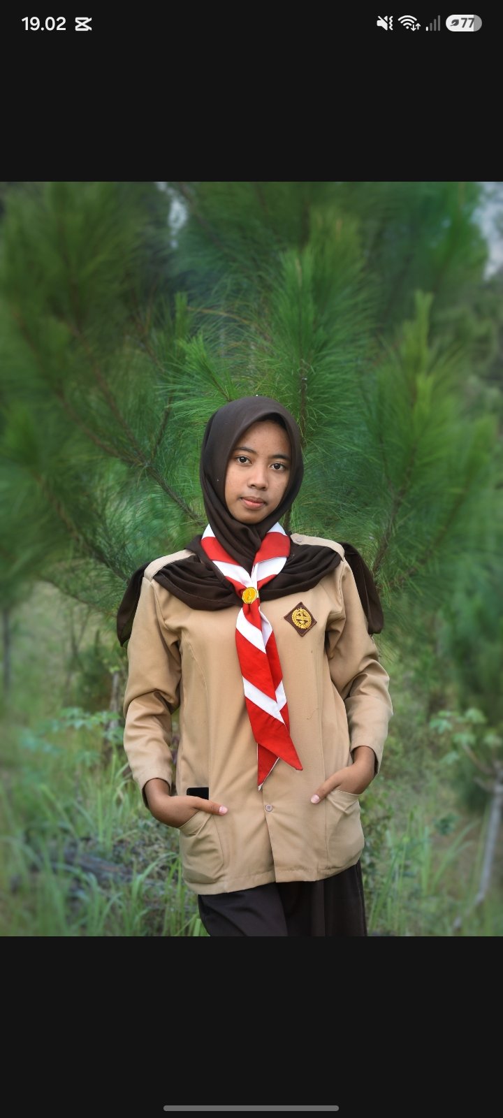 gadis dengan balutan coklat ditengah alam